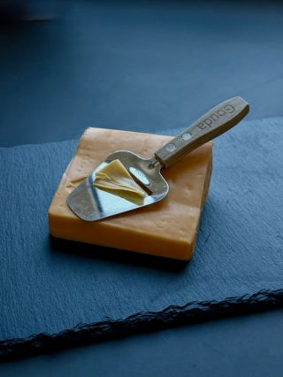 Cheddar je legenda mezi sýry – a my jsme o něm napsali kratičký článek 🧀💛 Dozvíte se: ✔️ odkud pochází ✔️ jak se vyrábí ✔️...