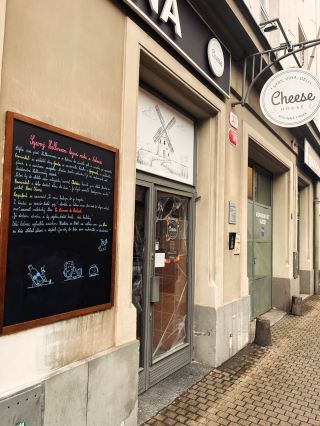 V plzeňské prodejně to zase žije! 💚 Naše oblíbená tabule před vchodem je zpět❗️ Zákazníci se tak můžou opět těšit na...