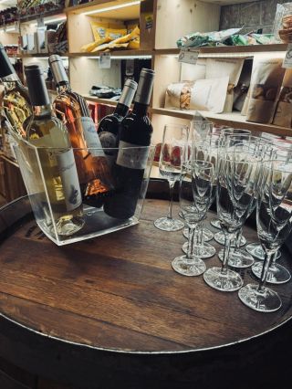 ✨ Přípravy vrcholí! U nás v Cheese House právě chystáme dnešní degustaci — pečlivě vybraná vína a k nim dokonale sladěné...