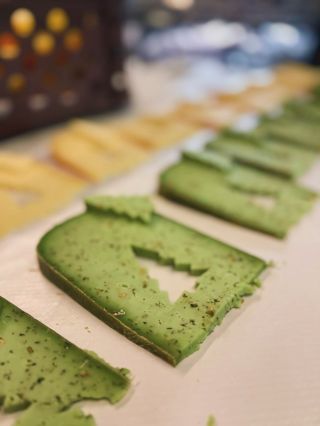 🎄🧀 V Cheese House jedeme na plné obrátky i o víkendu! Naše parta pro vás chystá vánoční dobroty, aby byly sváteční nákupy...